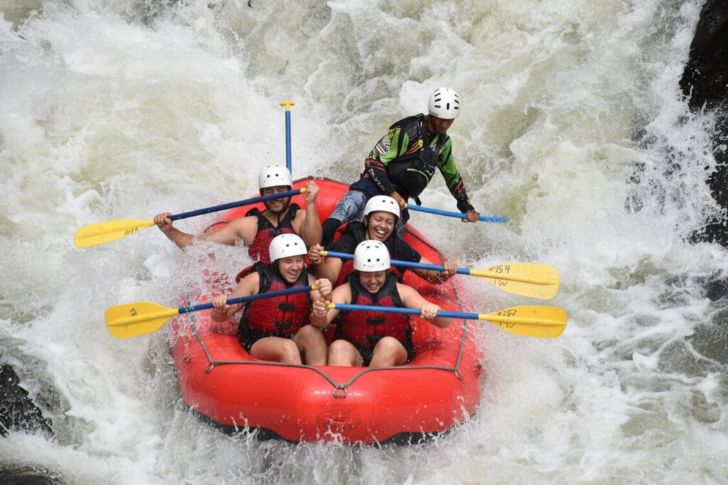 White-water rafting on the Tenorio River in Costa Rica – challenging Class III–IV rapids, adrenaline-filled adventure tour near Tenorio Volcano National Park.